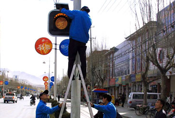 2006年3月22日，西藏英利公司員工正在安裝向拉薩捐贈太陽能交通指示燈